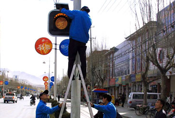 2006年3月22日，西藏英利公司員工正在安裝向拉薩捐贈太陽能交通指示燈